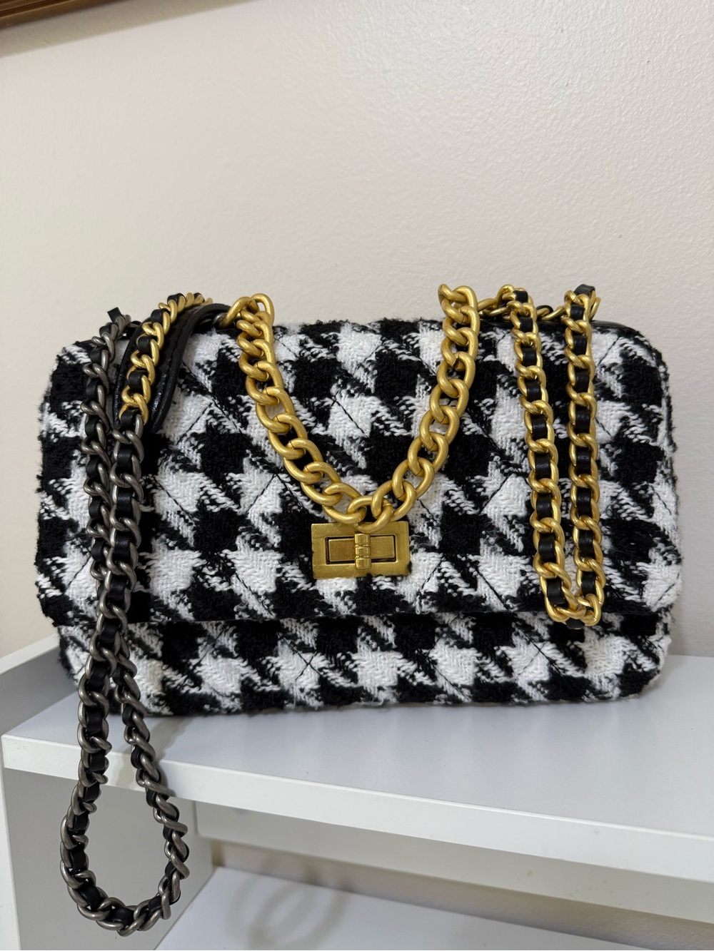 Black & White Houndstooth Chain-Detail Shoulder Bag
